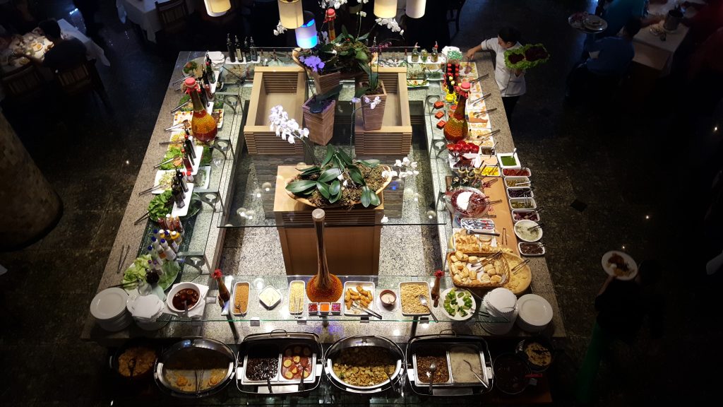 Buffet variado em restaurante sofisticado