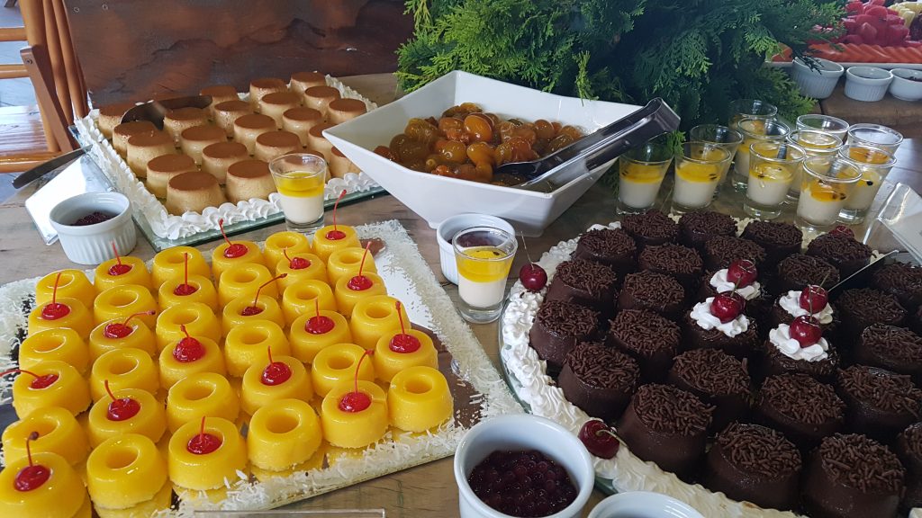 Mesa com doces confeitados