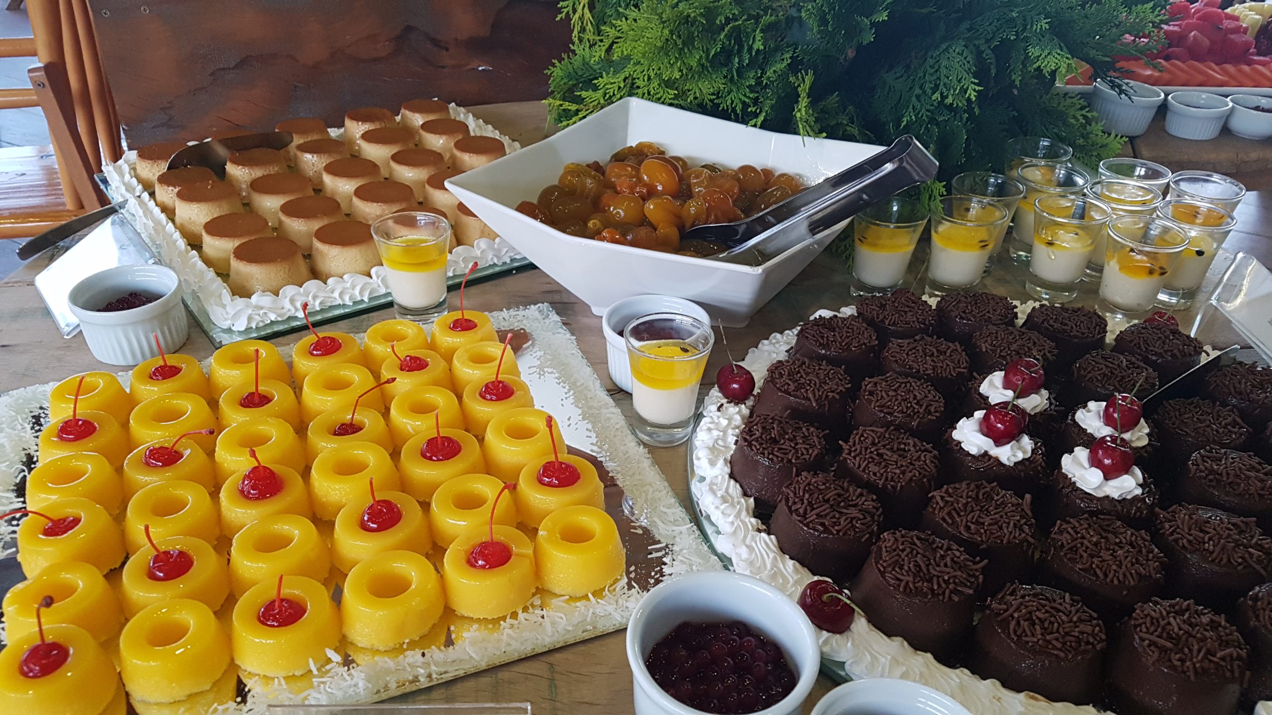 Mesa com doces confeitados