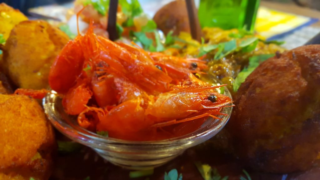 Porção de camarões com acarajé e vatapá