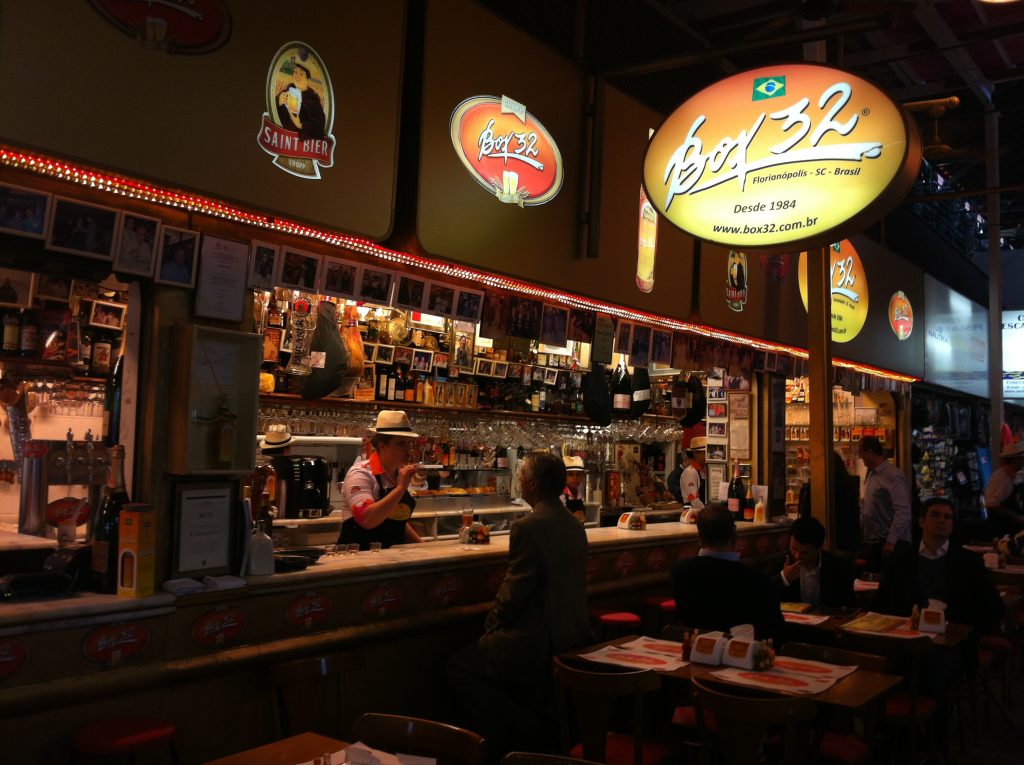 Balcão do bar Box 32 no Mercado Público de Florianópolis