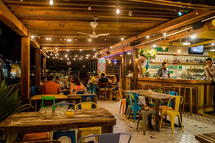Bar e restaurante descontraído com mesas ao ar livre