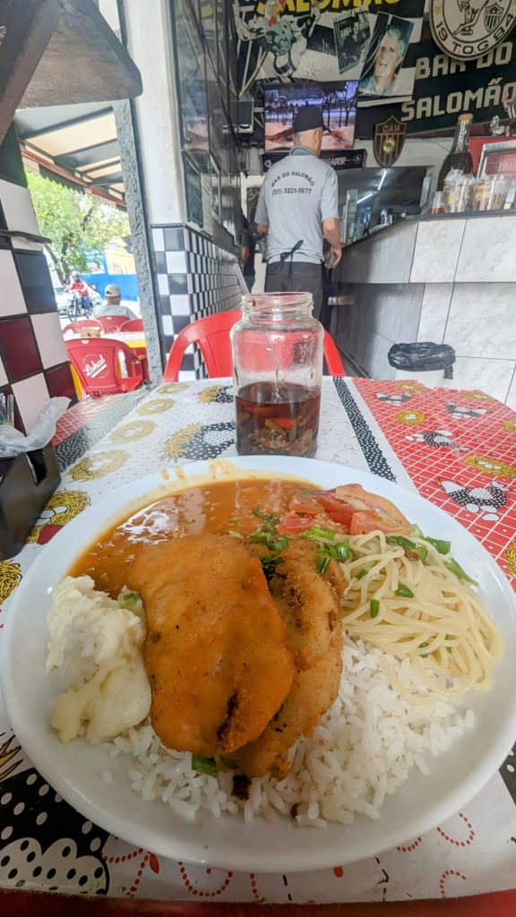 Prato feito em bar tradicional com filé à milanesa