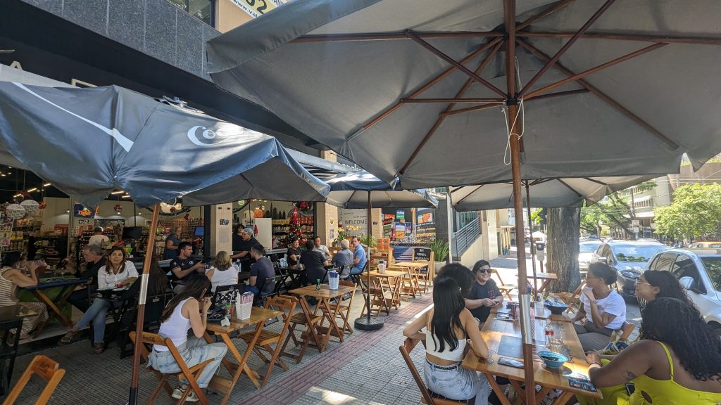 Interação em restaurante ao ar livre