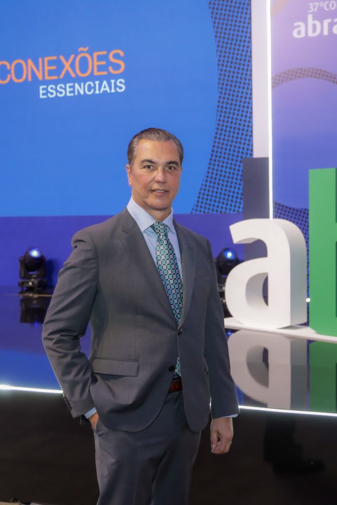 Paulo Solmucci em frente ao palco do Congresso Abrasel