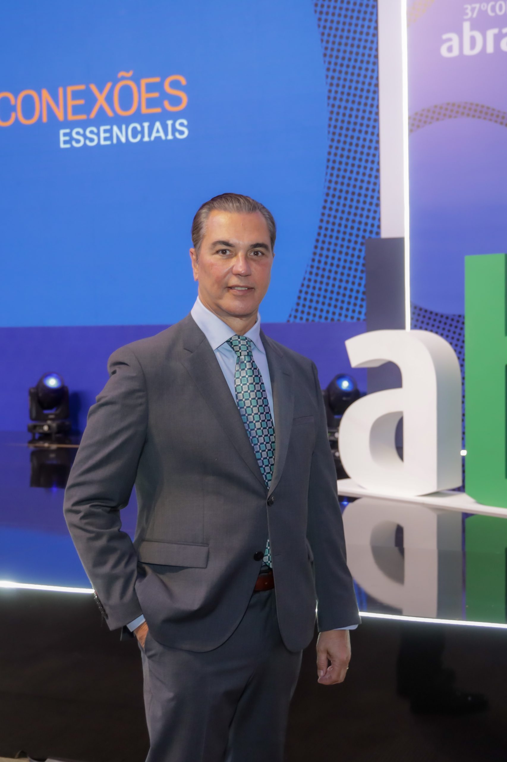 Paulo Solmucci em frente ao palco do Congresso Abrasel