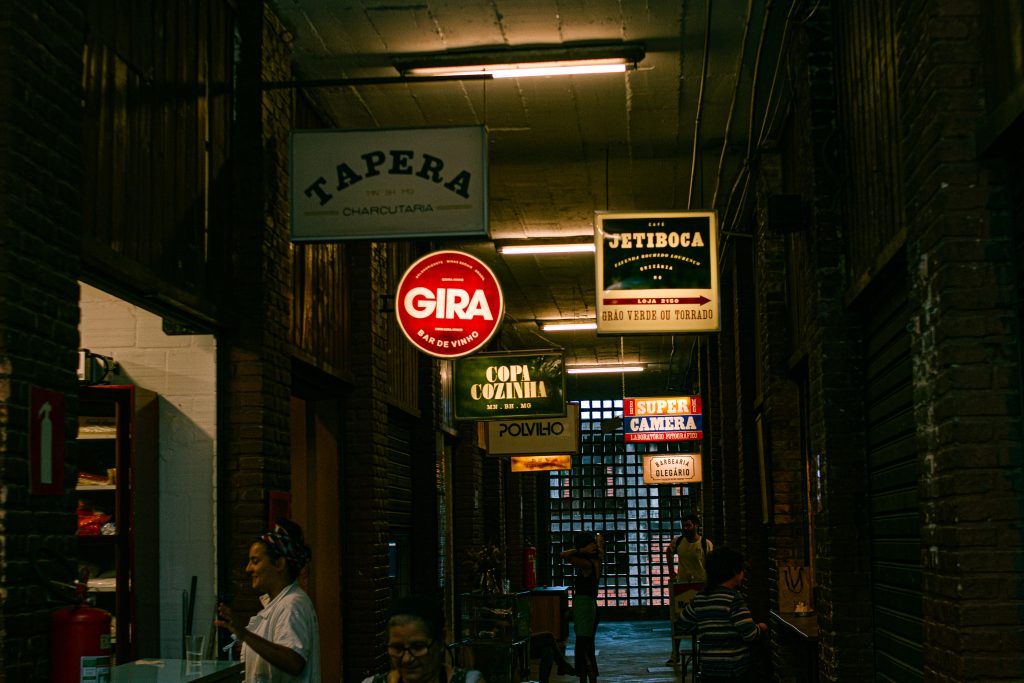 Bares e restaurantes em um corredor