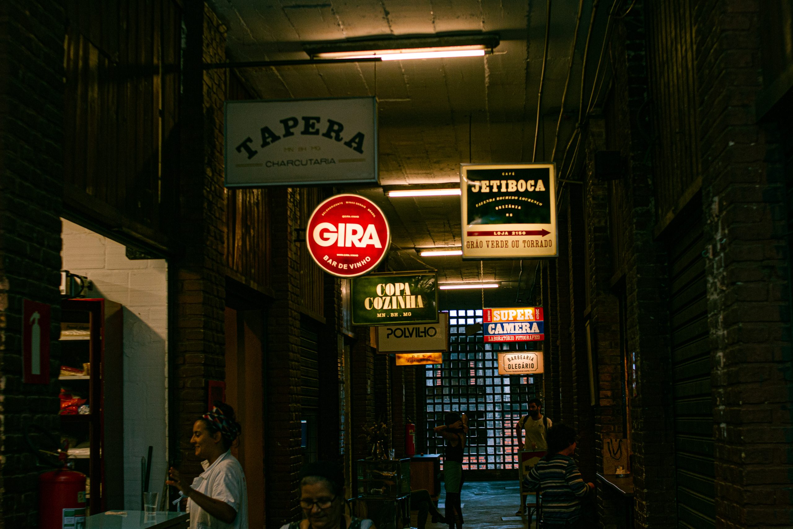 Bares e restaurantes em um corredor