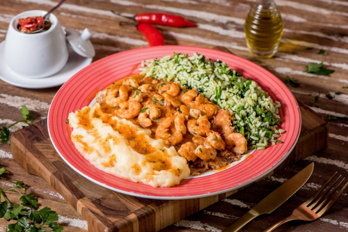 O quilo é nosso : Prato Filé de tilápia empanado no parmesão com molho de camarão.