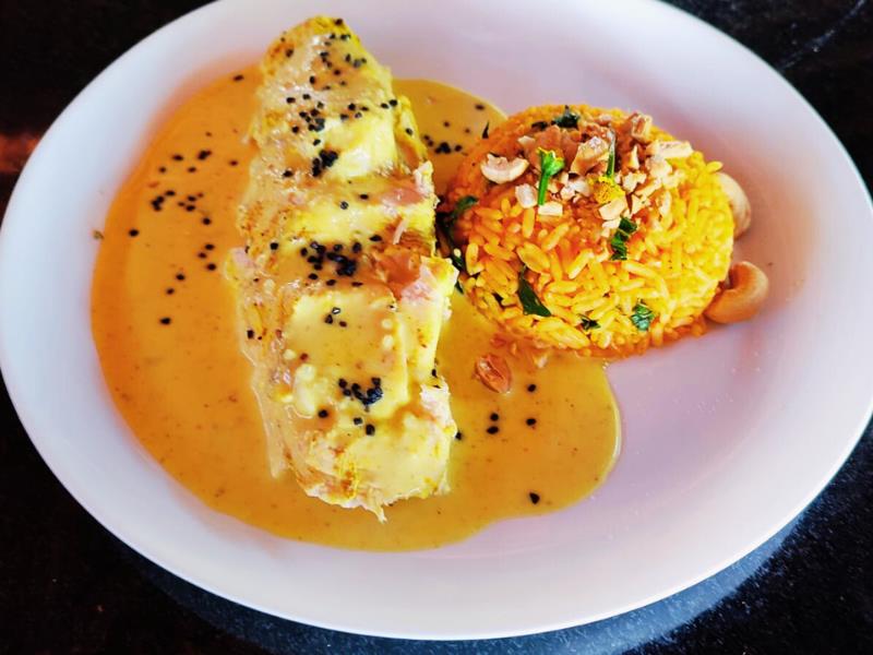 O quilo é nosso – Prato Frango ao creme de limão com sal de alho negro e arroz defumado com jambu, masalas da casa e castanhas de caju