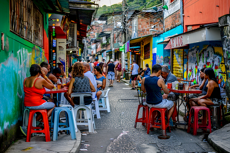 Boteco na rua reúne pessoas que aproveitam o sol e o clima descontraído