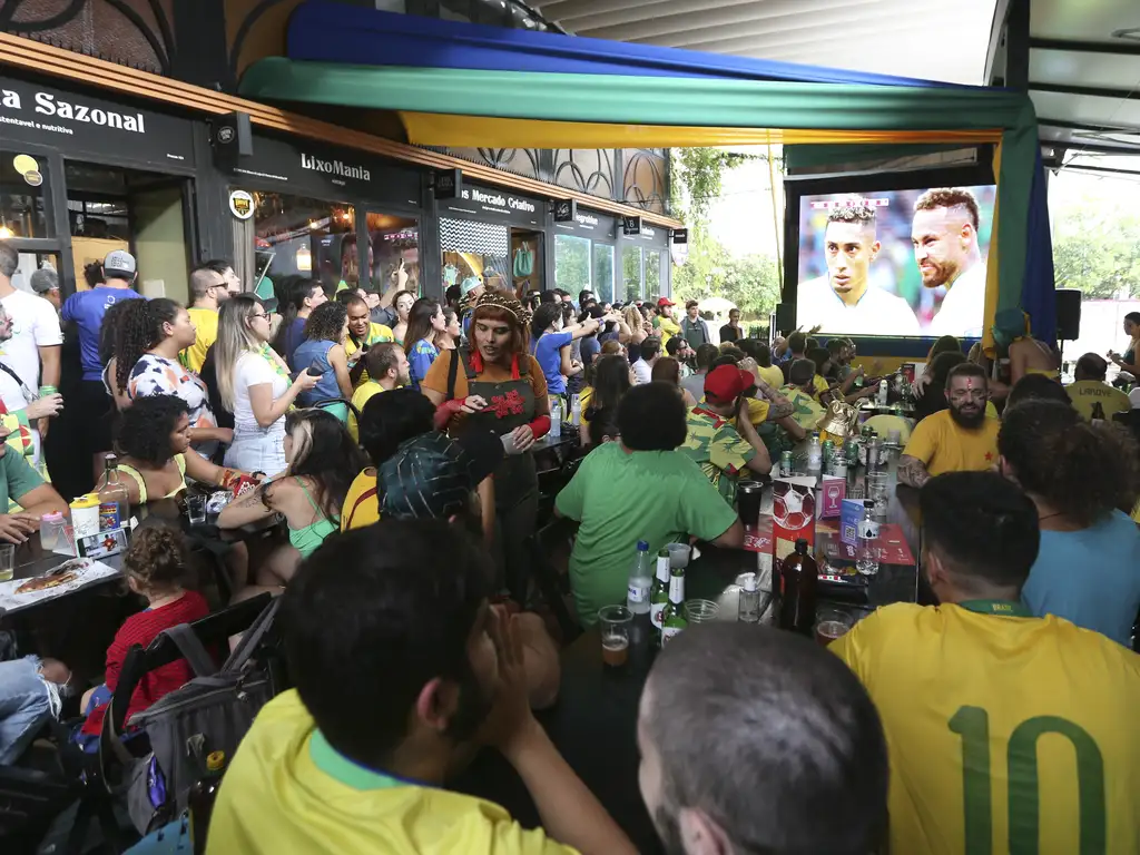 Bar lotado reúne torcedores para acompanhar jogo do Brasil