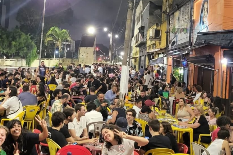 Bares lotados movimentam a vida noturna em área urbana