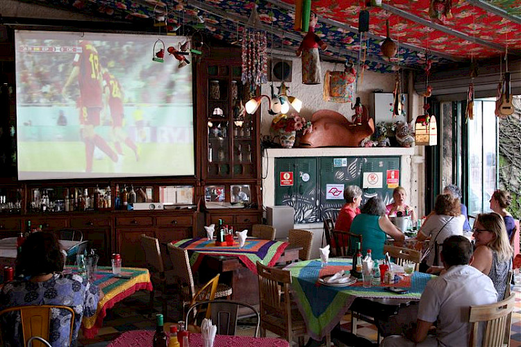 Lazer em Restaurante assistindo futebol