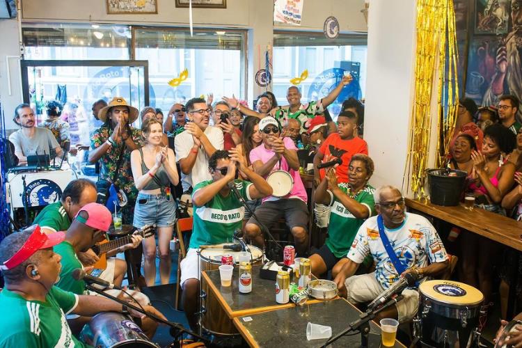 Amigos se reúnem em bares para celebrar o clima de Pré-Carnaval