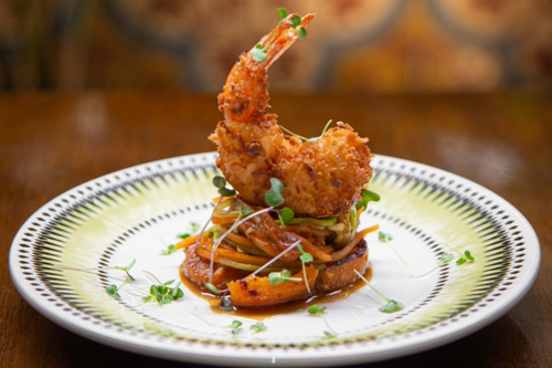 O quilo é nosso: Camarão no coco tostado com abóbora caramelizada no agridoce de goiaba. 