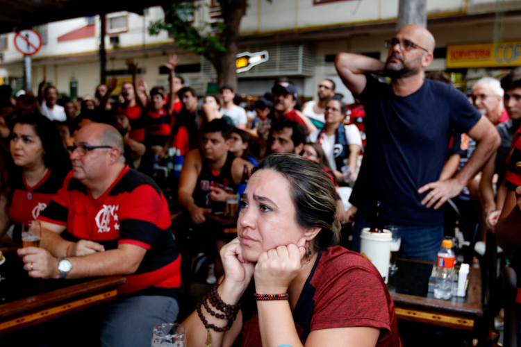 Torcida acompanha jogo decisivo em clima de tensão e expectativa.