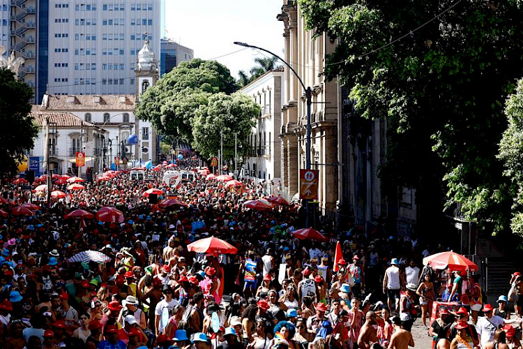 Multidão toma as ruas em dia de festa popular
