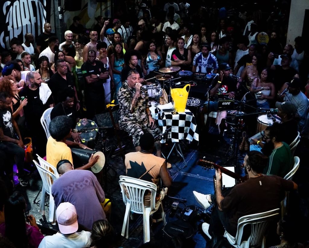 Roda de samba reúne público em noite animada e cheia de ritmo.