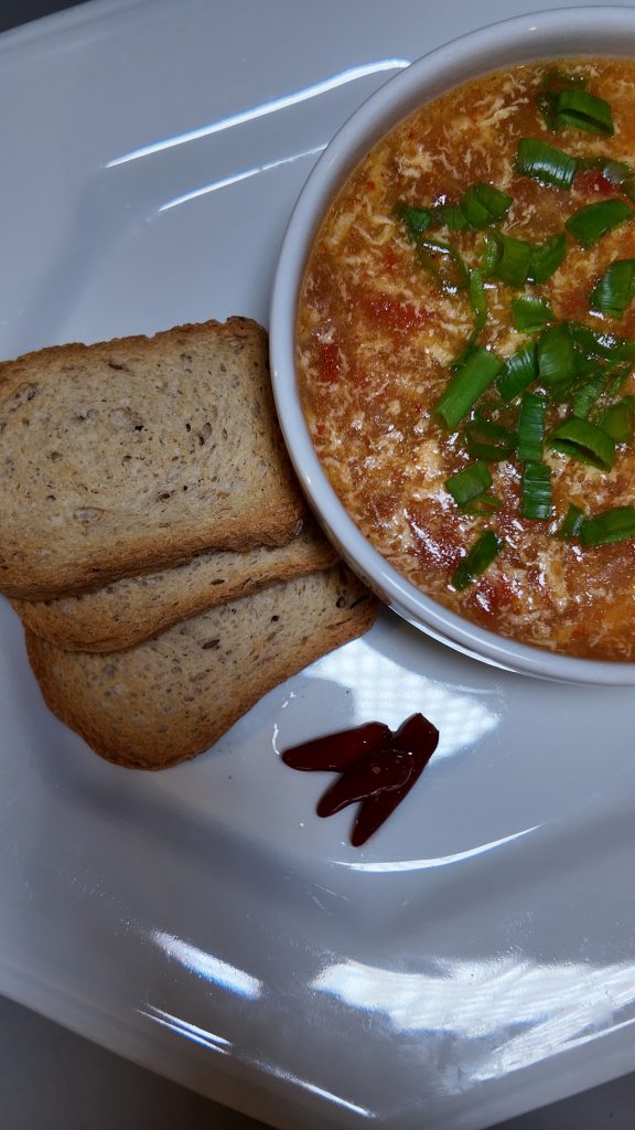 Caldo Reza Mineira – Escaldado de ovos com tomate e leve toque de coentro