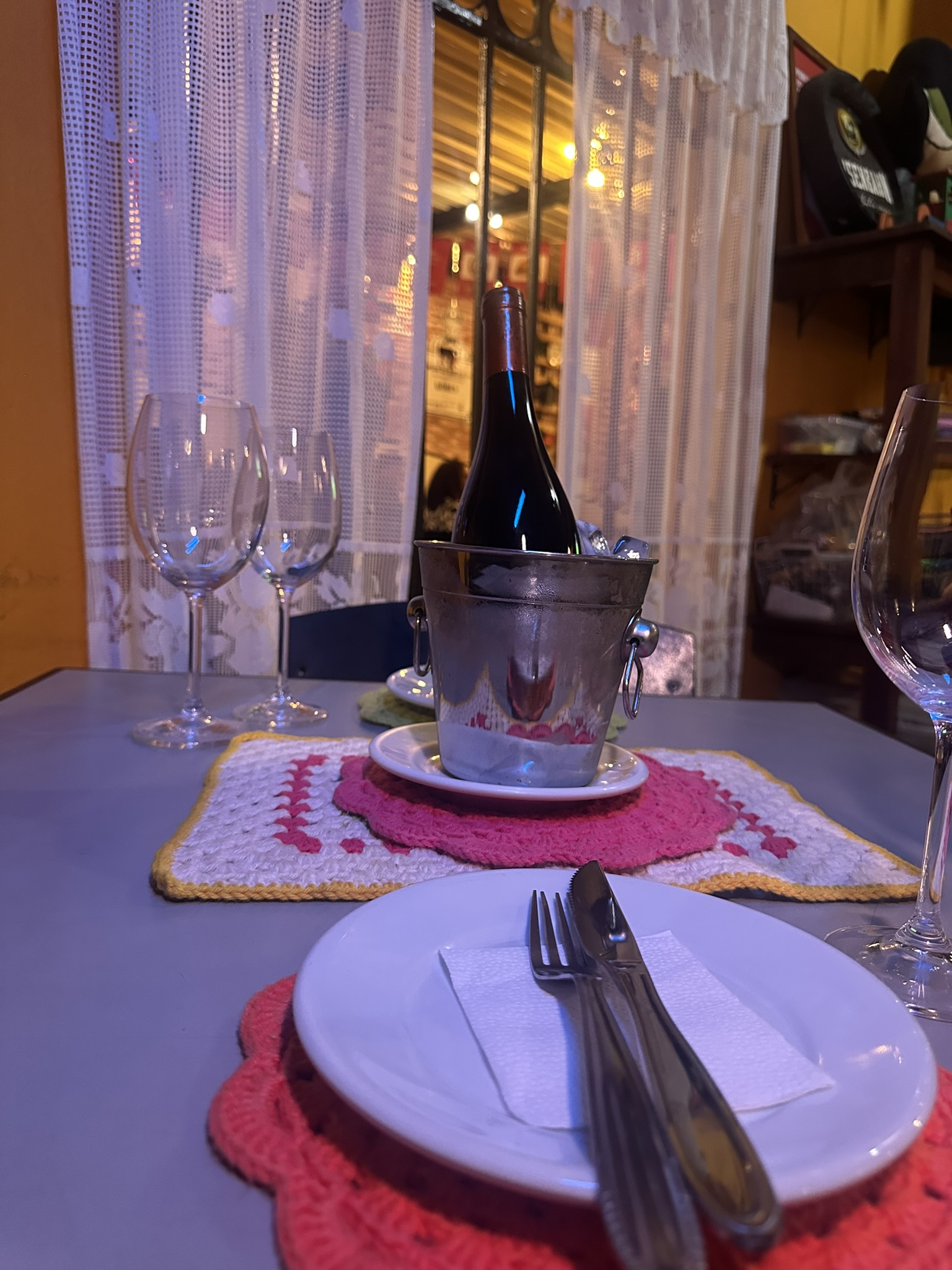 Mesa posta com vinho